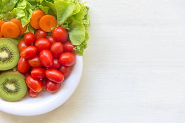 Taze sebze salatası ve sağlıklı gıda eski beyaz tahta üzerine diyet ve kilo kaybı için. Sağlıklı kavramı