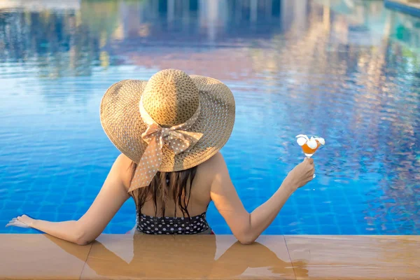 Férias Verão Mulher Estilo Vida Feliz Com Biquíni Chapéu Grande — Fotografia de Stock