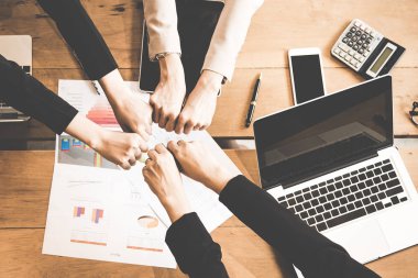 Üstten Görünüm. İş adamları ve ekip çalışması beraberlik topluluk bağlantı ve birleştirmek eller toplantı odasında. İş ve ekip çalışması Concep