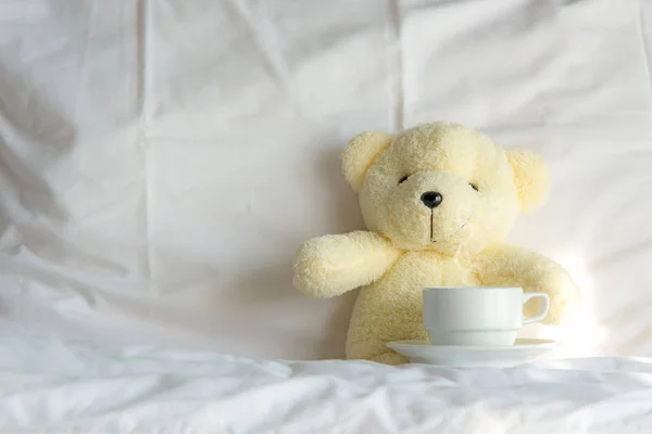 Медведь Утро Горячим Кофе Тедди Медведь Кровати Рассвете — стоковое фото