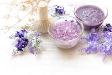 Mor lavanta aromaterapi Spa ile tuz ve vücut için tedavi. Thai Spa Masaj sakin ol. Sağlıklı kavramı. seçeneðini belirleyin ve yumuşak odak