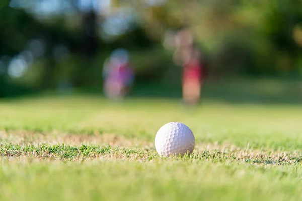 Acercamiento Pelota Golf Bodega Green Par Jugadores Golf Acariciando Pelota — Foto de Stock