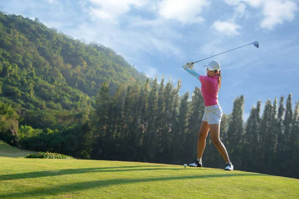 Asiatisk Kvinna Golf Spelare Gör Golf Swing Tee Grön Kvällstid — Stockfoto