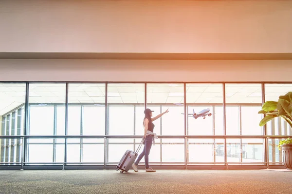 Las Mujeres Viajeras Planean Mochila Ven Avión Ventana Cristal Del —  Fotos de Stock