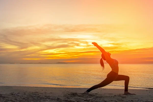 Saudável Meditação Ioga Estilo Vida Mulher Silhueta Pôr Sol Mar — Fotografia de Stock