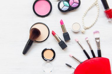 Ruj, beyaz arka plan üzerinde göz farı makyaj kozmetik araçlar arka plan ve güzellik kozmetik, ürünleri ve yüz kozmetik paket. Yaşam tarzı kavramı.