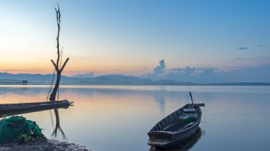 Günbatımı ile deniz kıyısı ve güzel mavi gökyüzü manzara. Tayland