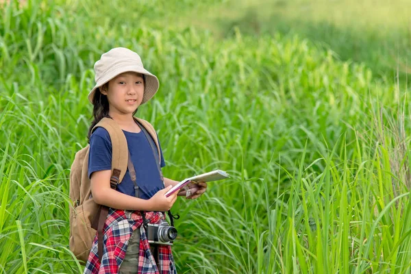 Niños Chica Asiática Sosteniendo Mapas Mochilas Viaje Caminando Bosque Verde — Foto de Stock