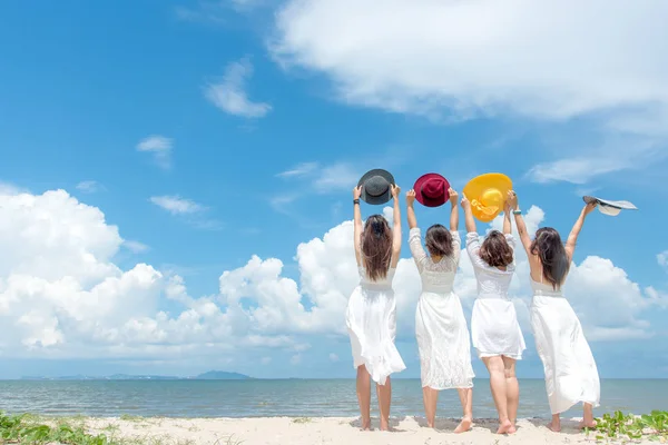 Grup Kadın Giyiyor Moda Beyaz Elbise Yaz Kum Okyanus Plaj — Stok fotoğraf