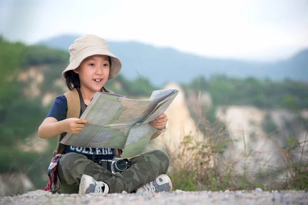 Niños Chica Asiática Sosteniendo Mapas Mochilas Viaje Pie Montaña Concepto —  Fotos de Stock