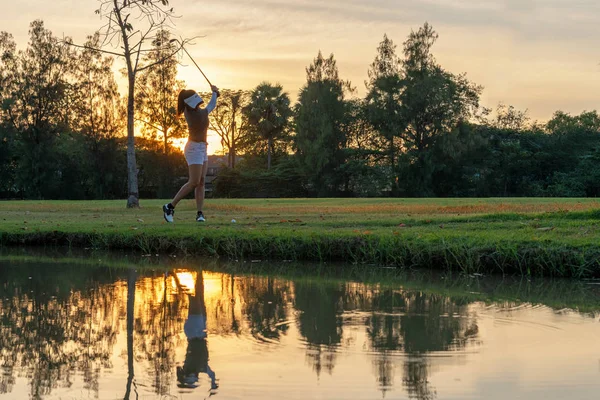 Desporto Saudável Asian Sporty Mulher Golfista Fichas Jogador Swing Golf — Fotografia de Stock