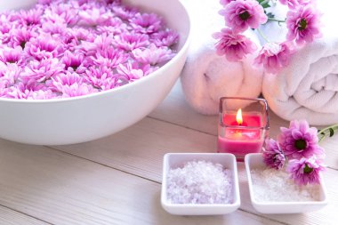 Mum, pembe çiçek kaplıcası ve rulo havluyla Aromaterapi Spa 'sı. Tayland Spa 'sı tedavileri gevşetiyor, masaj beyaz arka planı, odak noktasını seçiyor. Sağlıklı Konsept. 