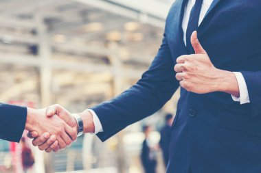 İşadamı ve iş ortağı ellerinizi kapayın insanlar el sıkışır ve işe koyulurlar. Şehir Arkaplanı. Takım Çalışması Konsepti