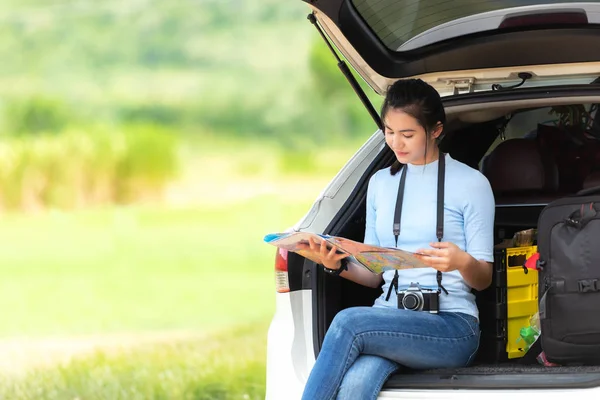 Asian Young Woman Traveler Tourism Checking Map Trips Travel Hatchback — Stock Photo, Image