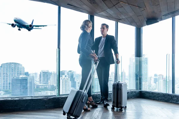 Las Mujeres Negocios Los Hombres Negocios Dejan Equipaje Reúnen Aeropuerto —  Fotos de Stock