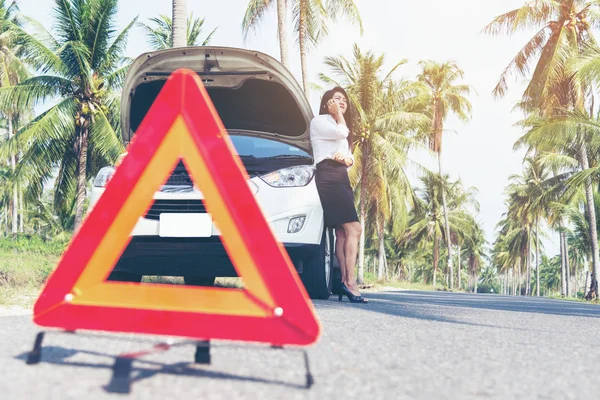 Business Woman Calling Car Insurance Assistance Broken Car Road Signs — Stock Photo, Image