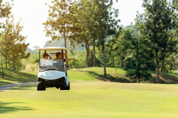 Grupo Profissional Golfista Asiático Homem Amigo Sentado Carro Golfe Para — Fotografia de Stock