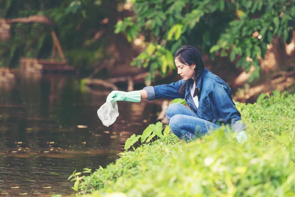 Ασιάτισσα Που Μαζεύει Σκουπίδια Και Πλαστικά Στο Ποτάμι Για Πετάξει — Φωτογραφία Αρχείου