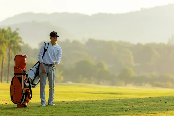 プロゴルファーゴルフクラブでバッグゴルフとフェアウェイを歩くアジアの男 休日や休暇の友人と趣味 ライフスタイルとスポーツのコンセプト — ストック写真