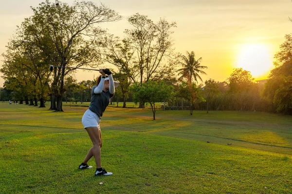 Desporto Saudável Asian Sporty Mulher Jogador Golfe Fazendo Golfe Swing — Fotografia de Stock