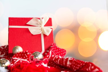 Mutlu noeller. Kırmızı süveterli kırmızı hediye kutusu ve evde Noel partisi..