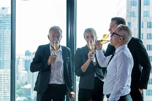 Rahatlama Zamanı Ekibi Partneri Toplantıdan Sonra Şampanyayı Kutluyor Modern Ofiste — Stok fotoğraf