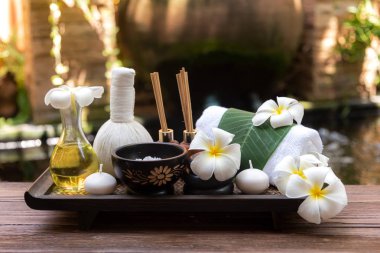 Tay spa kompozisyon tedaviler ahşap masa yakın mumlar ve Plumeria çiçekler ile aroma terapi. Sağlıklı ve RahatLa Konsepti