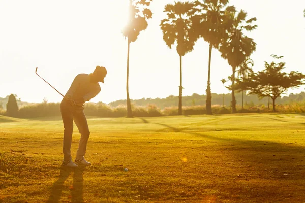 Professionell Golfare Asiatisk Man Gunga Och Slå Golfboll Praxis Golf — Stockfoto