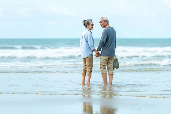 Lifestyle Ασιατικό Ηλικιωμένο Ζευγάρι Ευτυχισμένο Περπάτημα Και Χαλαρώσετε Στην Παραλία — Φωτογραφία Αρχείου