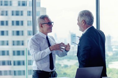 Yönetici takım çalışması toplantısı ve şimdiki zaman yeni bir proje başlatın. Büyük Ortaklar, modern ofise yatırım yapılması için mali destek grafiğini tartışıyor. Şehir geçmişi. İş ve Takım Çalışması Konsepti