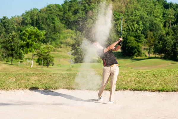 职业的亚洲高尔夫球手从沙坑里跳出来 高尔夫球场在沙滩上 度假时的业余爱好和俱乐部高尔夫度假 生活方式和体育概念 — 图库照片