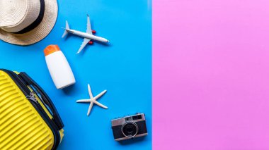 Top View Yaz Seyahati ve Planı. Aksesuar modasında sarı bavul, eski kamera, tatil gezilerinde renkli arka planda güneş kremi. Yaz ve Seyahat Konsepti