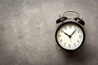 Beton zemine alarm çalar saati düşüyor. Günaydın ve Başlat Kavramı
