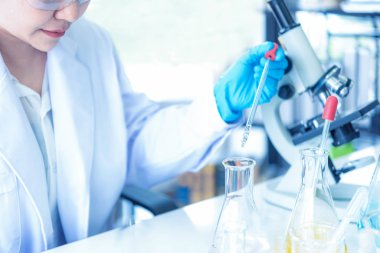 Bilim adamları analiz çalışma veri ve değerlendirirken mikroskop. Sağlık araştırmacılar iş biraz araştırma ile test ve yaşam bilimleri laboratuarında çalışan damlalık kimyasal.