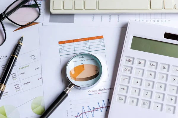 Verre Grossissant Sur Diagramme Secteurs Avec Des Informations Statistiques Comptables — Photo