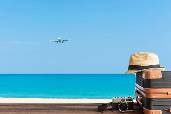 Viaje Verano Planifique Con Equipaje Maleta Vintage Cámara Antigua Playa —  Fotos de Stock