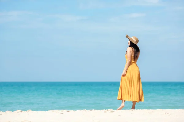 Vacances Été Lifestyle Femme Cool Avec Robe Jaune Mode Voyages — Photo