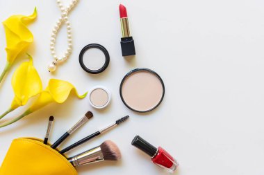 Makyaj malzemeleri ve güzellik kozmetik hediyeleri, ürünler ve yüz kozmetik paketleri beyaz arka planda sarı zambak çiçekli ruj, üst manzara ve kopyalama alanı. Yaşam Tarzı Güzellik Konsepti