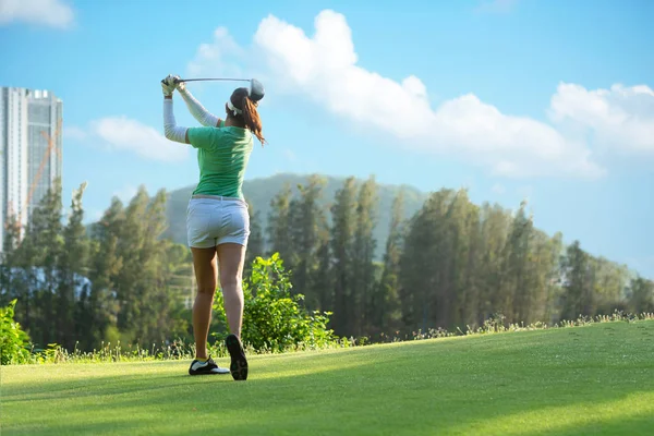 Asiatisk Sportig Kvinna Golfspelare Gör Golf Swing Tee Greenen Människor — Stockfoto