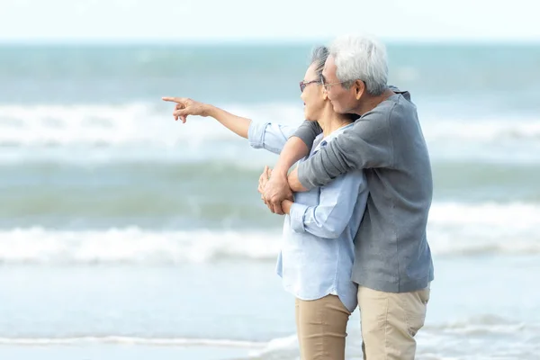 Ασιατικό Lifestyle Ηλικιωμένο Ζευγάρι Δείχνει Και Αγκαλιά Σταθεί Δείτε Παραλία — Φωτογραφία Αρχείου