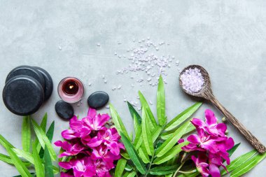 Mor orkide, çiçek aromaterapi yağı, mum ve taş kaplıca. Tayland Spa 'sı tedavileri gevşetip, beton masajı yapıyor. Sağlıklı bir kavram. Metin için üst görünüm ve kopyala