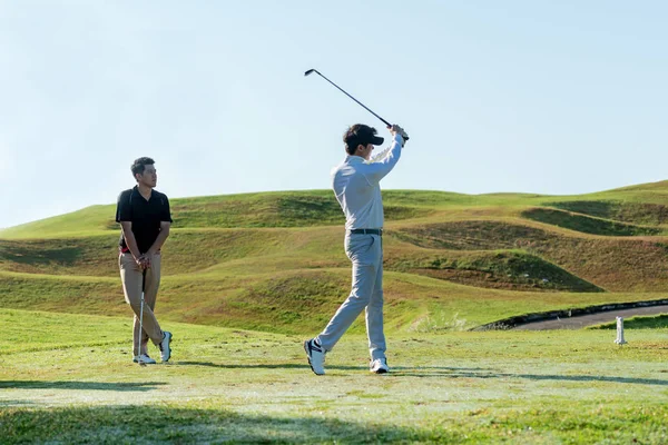 Profissional Golfista Asiático Dois Homem Abordagem Para Swing Bater Bola — Fotografia de Stock
