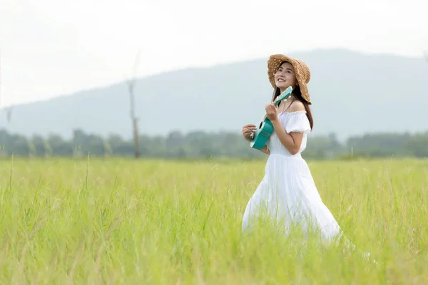 Estilo Vida Mujeres Asiáticas Vestido Blanco Sosteniendo Una Guitarra Cielo —  Fotos de Stock