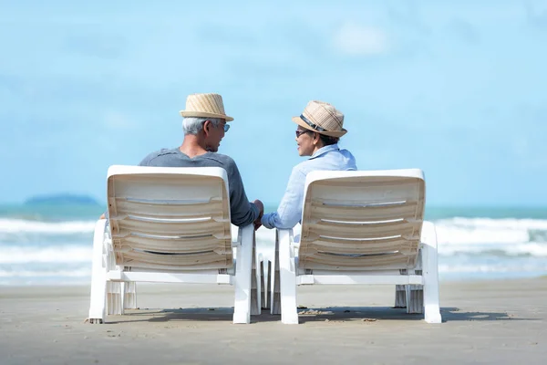 亚洲生活方式的老夫妇坐在椅子沙滩上 人们快乐地爱上了浪漫 在沙滩上消磨时光 老年旅游家庭度假和夏季退休后的休闲和活动 — 图库照片