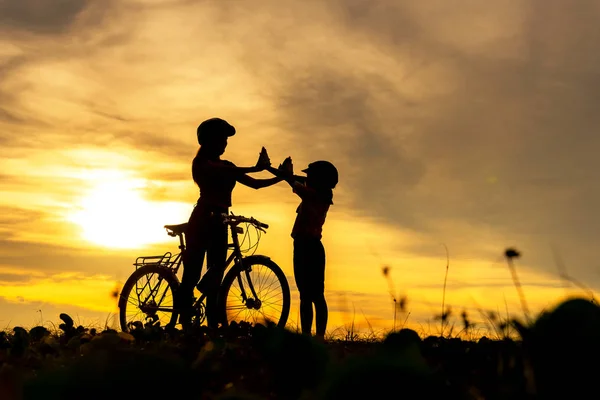 Silhouette Biker Schöne Familie Erhöhen Geben Mir Fünf Bei Sonnenuntergang — Stockfoto
