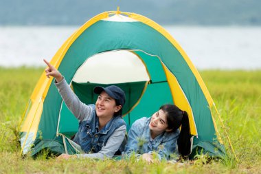 Dışarıda kamp var. Grup arkadaşlar kamp eğlence ve hedef seyahat. Aile kamp ateşi etrafında oturan ve gitar ve kavrulmuş sosis oynarken, turizm dinlenmek ve tatil nehir yakınında seyahat.