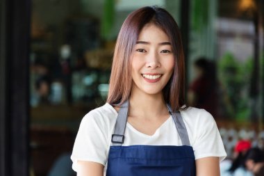 Barista Asyalı kadınlar Cafe yapma kahve hazırlama. Hizmet anlayışı