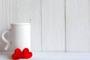 Sevgililer Günü 'nde beyaz fincanda kahve, fincanda kırmızı kalp, ahşap beyaz arka plan. Sevgililer Günü Kavramı