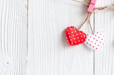 Sevgililer Günü. Dikilmiş yastık kalpleri, beyaz ahşap levhalarda kırmızı ve beyaz mandallarla kenetlenir. Sevgililer günün kutlu olsun. Kart maketi, fotokopi odası. Sevgililer Günü Kavramı