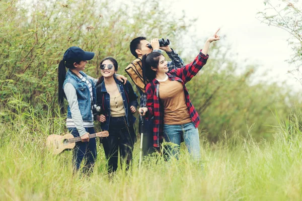 团体亚洲朋友带着背包历险旅行的地图 在丛林森林中寻找方向 并在户外散步放松 到目的地休闲度假 探索教育自然 旅行和生活方式概念 — 图库照片